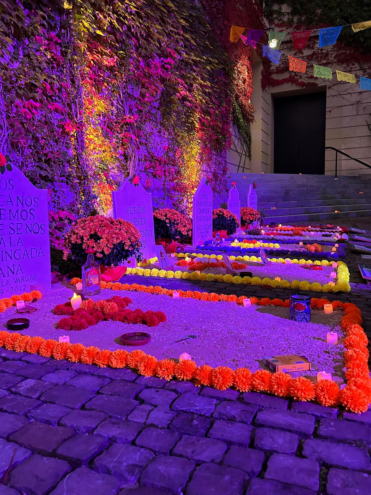 Decoración de tumbas durante el Día de Muertos